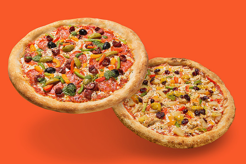 两个多汁美丽的意大利披萨，漂浮，投下阴影，意大利食物的概念，在一个彩色的背景