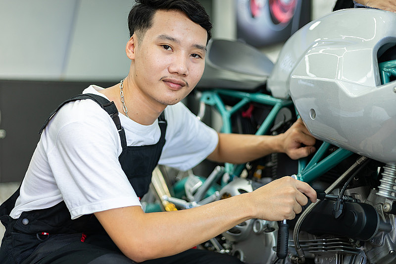 亚洲机械师在修车库里修复古摩托车
