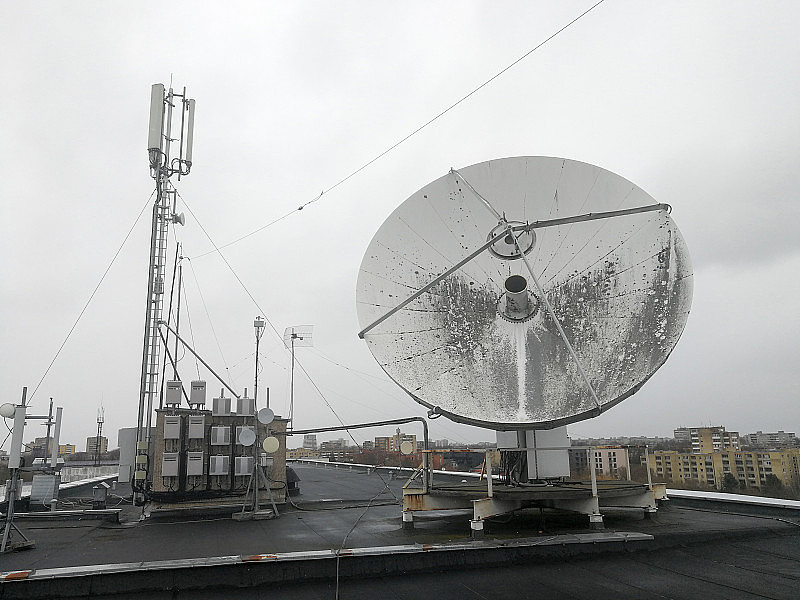 屋顶上的卫星抛物面天线用于高速互联网连接