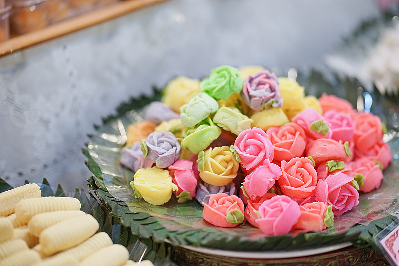 泰国甜点。一种叫Alua的泰国甜点。Kanom Alua (Allure)是用五颜六色的玫瑰花制成的，陈列在这家糖果店。软的焦点。