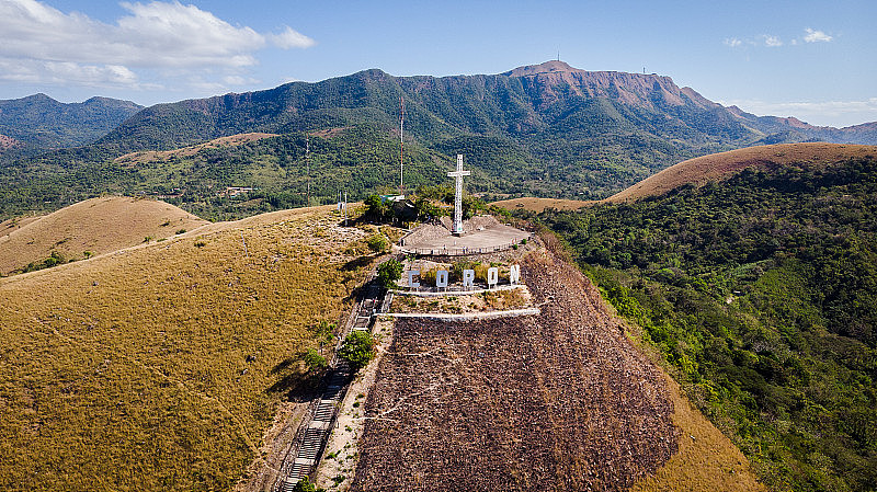 山上有科伦城的标志。菲律宾巴拉望科伦山上的十字架