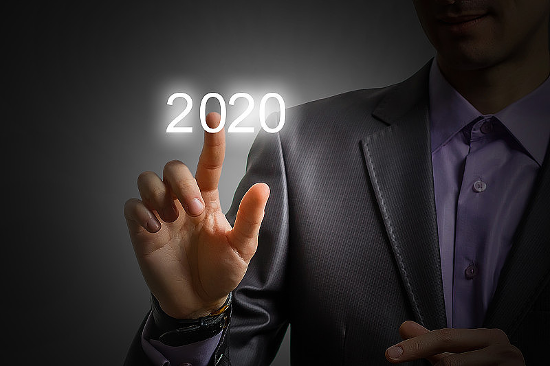 商人按2020年启动业务平面图标在渐变浅蓝色背景上，商业快乐新年封面概念