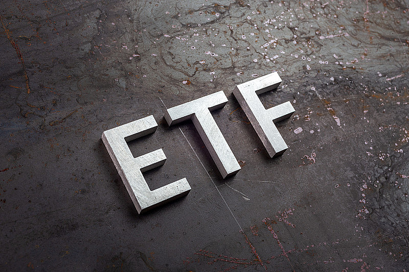交易所买卖基金(etf)的英文缩写，以斜角的角度，以银色字母排列在生锈钢板表面