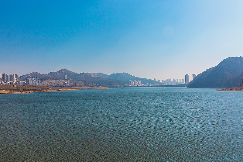 中国大连西山湖冬季户外大坝和城市