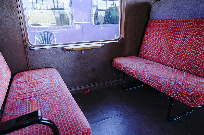 老式火车车厢中的座位
