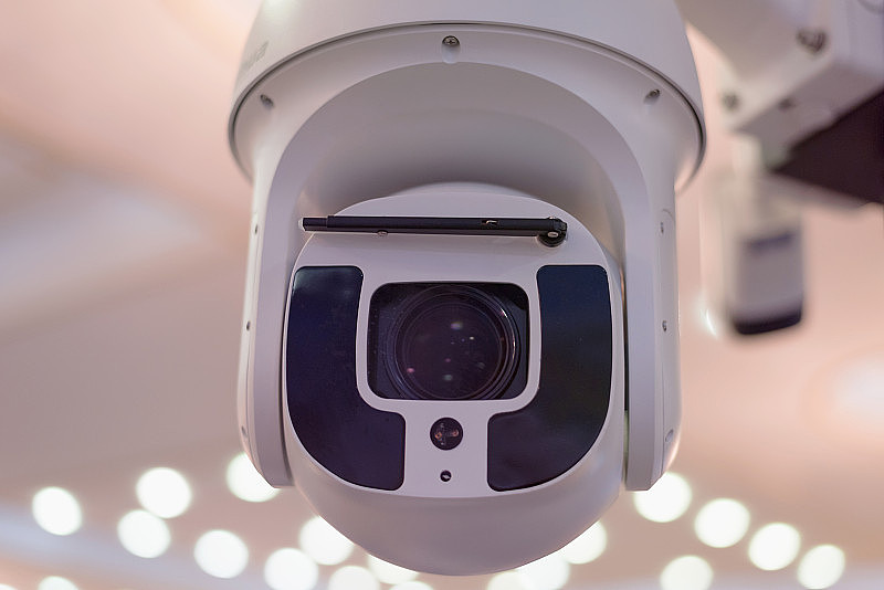 安全闭路电视摄像头或办公大楼监控系统，智能摄像头可以全天候录像，让您的安全远离小偷。监控摄像头防盗系统概念。