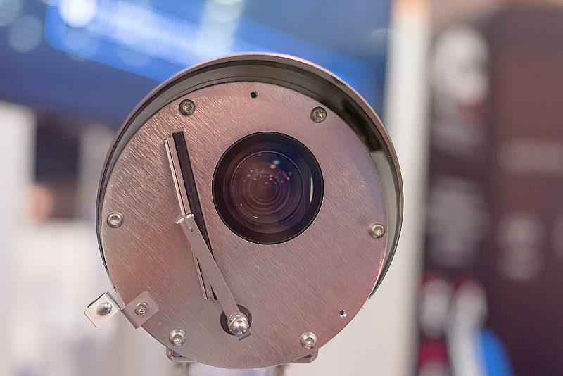 安全闭路电视摄像头或办公大楼监控系统，智能摄像头可以全天候录像，让您的安全远离小偷。监控摄像头防盗系统概念。