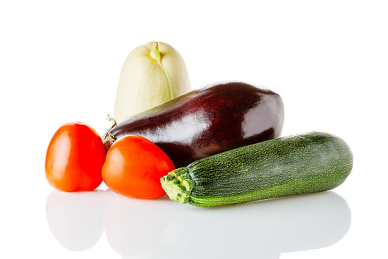 新鲜蔬菜孤立在白色。白底番茄，西葫芦，茄子