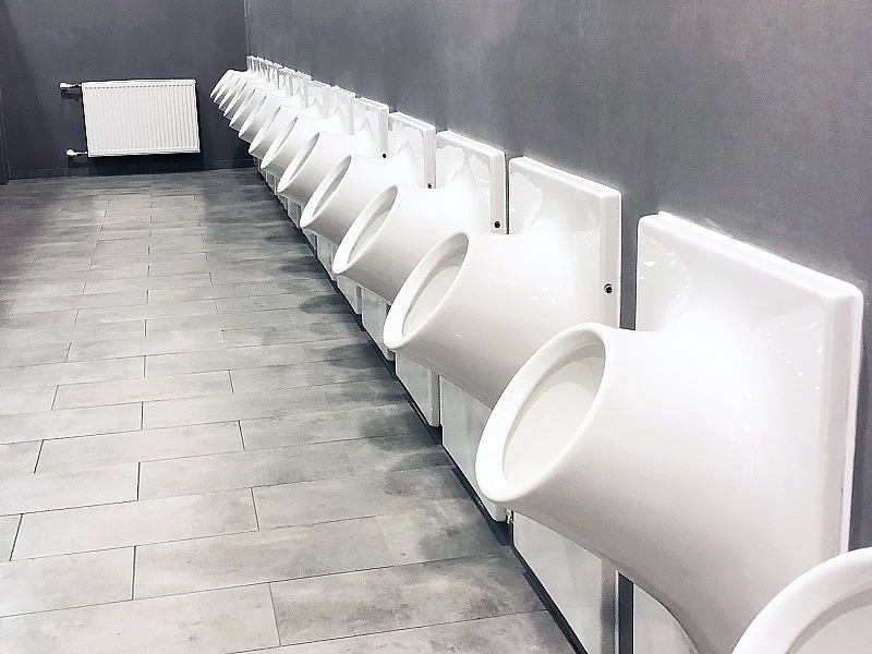 公共厕所的圆形管式男用小便器。
