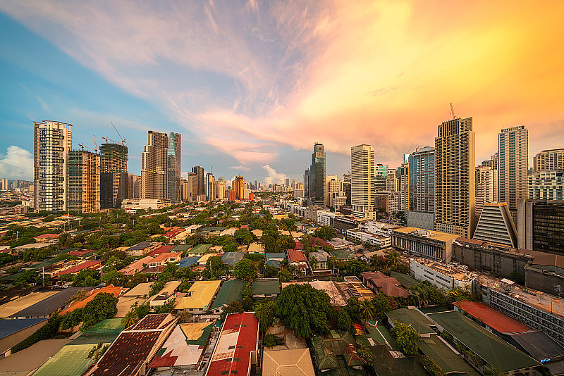 菲律宾马卡蒂市另一边的日落和天空的自然颜色的全景