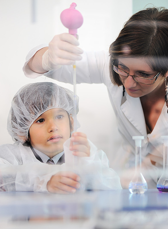 聪明可爱的小孩和他妈妈在实验室做实验