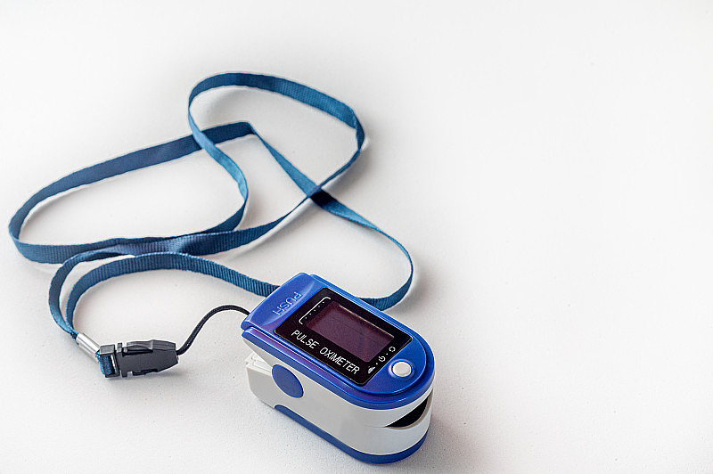 一种手指血氧计，测量体内血量的医疗设备。