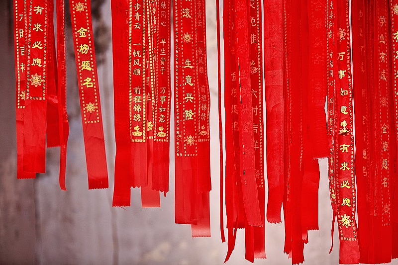 红色佛教祈祷丝带。中国甘肃张掖马底寺千佛千佛洞0932