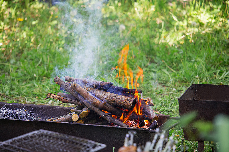 在草坪上烧烤时烧柴火