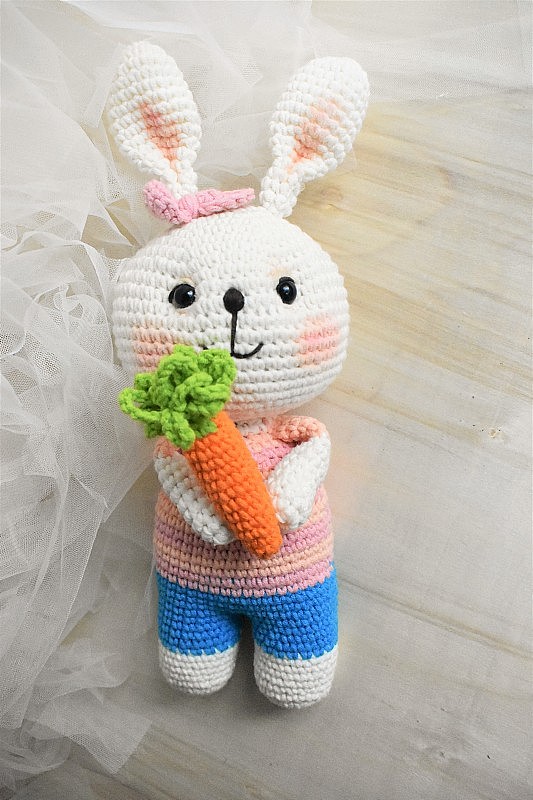兔子钩针可爱的兔子手工制作的复古背景家庭装饰可爱的动物钩针羊毛毛绒玩具创意儿童礼物编织设计粉彩主题童年