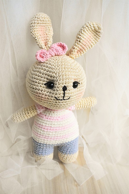 兔子钩针可爱的兔子手工制作的复古背景家庭装饰可爱的动物钩针羊毛毛绒玩具创意儿童礼物编织设计粉彩主题童年