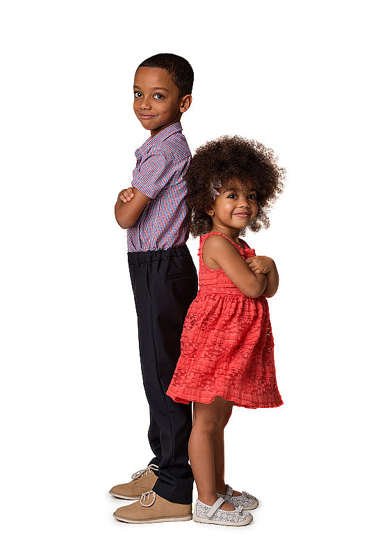 两个非洲裔美国兄弟姐妹在完整的站立背靠背，双臂交叉，孤立在白色的背景与复制空间