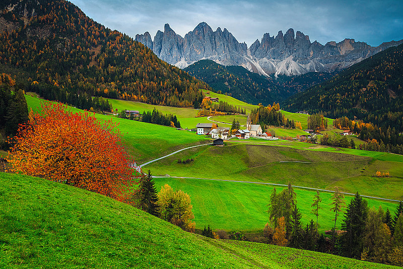 风景如画的高山秋季风景与圣马达莱纳村，白云石，意大利