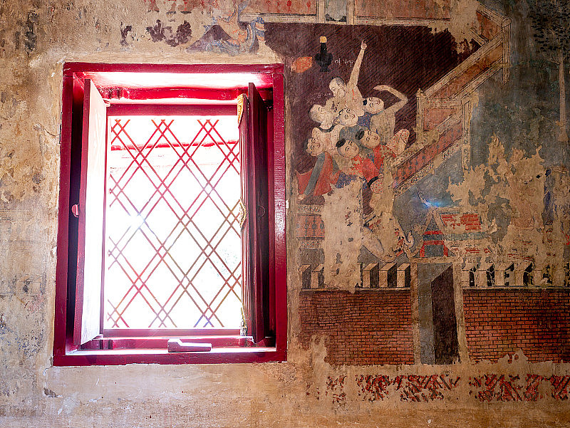 教堂窗户旁边的壁画描绘了古代文化