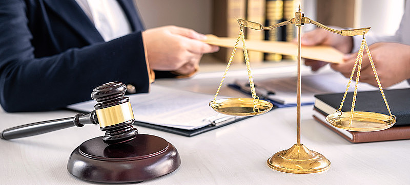 女律师或法律顾问在法庭会见客户，咨询房地产合同文件，法律和法律服务理念