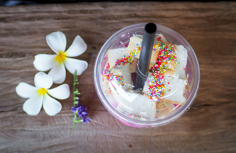 冰沙酸奶牛奶在玻璃上的木桌面视图饮用新鲜健康