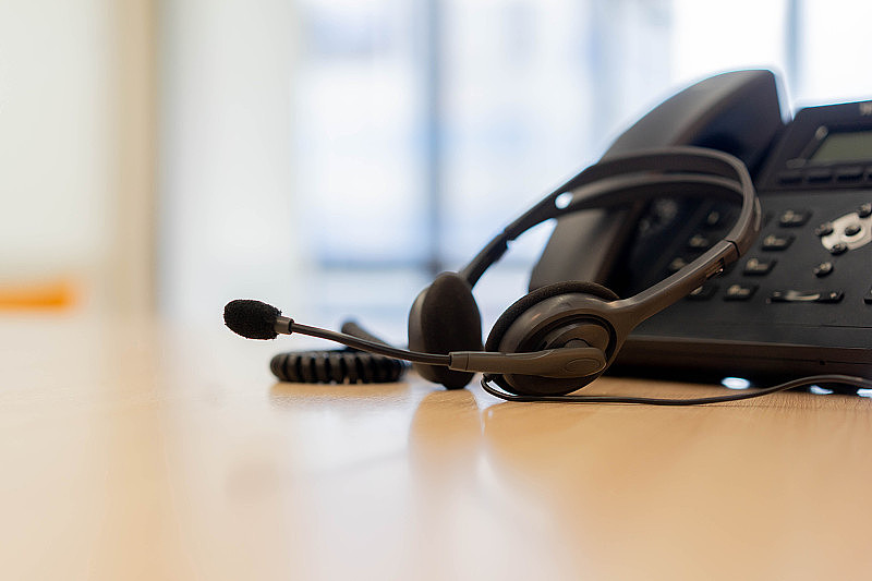 在监控室的办公桌上采用呼叫中心的近距离耳机和VOIP通信技术，实现网络运行的工作理念