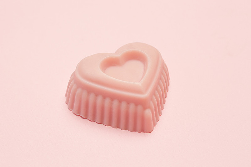 心形的粉红色手工肥皂粉背景，近距离