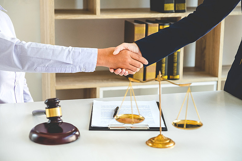 商人握手定案法官男律师咨询法律服务咨询关于各种合同计划的案件在法庭上。