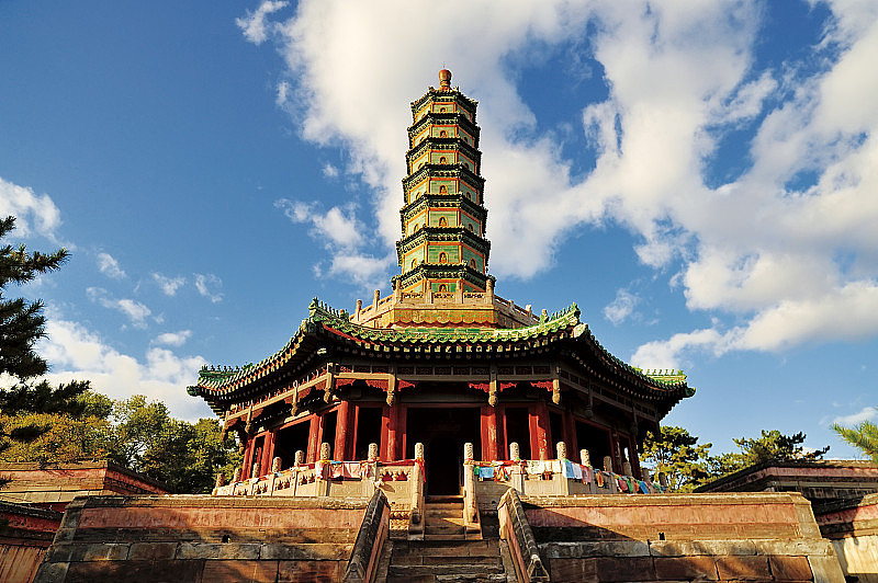 普宁寺琉璃塔，俗称大佛寺，是中国河北承德的一处佛教寺院建筑群。