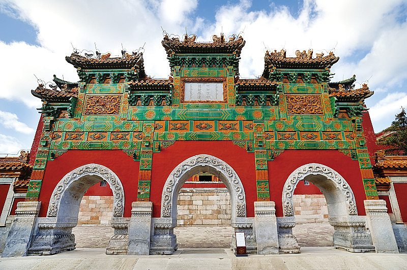 须弥福寿寺鸟居是中国河北承德外八寺之一。