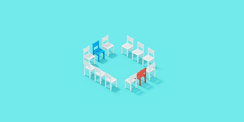 小组主持心理治疗咨询。3D插画心理咨询小组患者。蓝色椅子和红色椅子相对而立，周围是白色的椅子。心理保健理念。