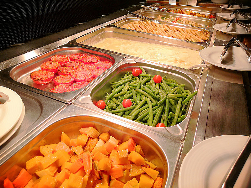 选择沙拉，自助餐，各种新鲜蔬菜沙拉平lay。一个美味的开胃菜和沙拉自助餐在餐厅或酒店的各种选择