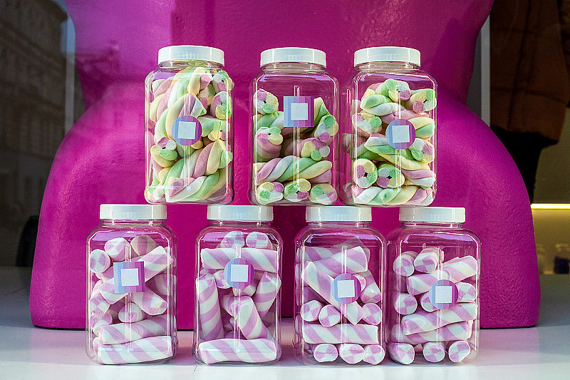糖果店橱窗里的塑料罐子里的棉花糖