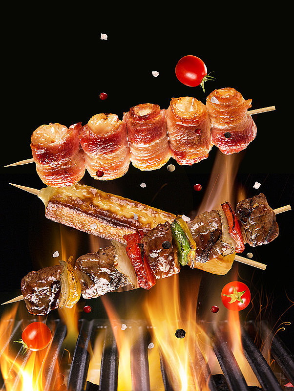 肉串，鸡肉，培根和奶酪落在燃烧的烤架和火焰上。
