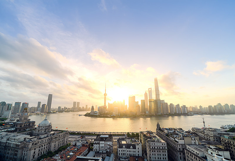日出时的上海天际线和城市景观