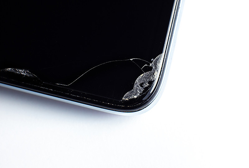 破碎的手机近距离照片。损坏的智能手机。