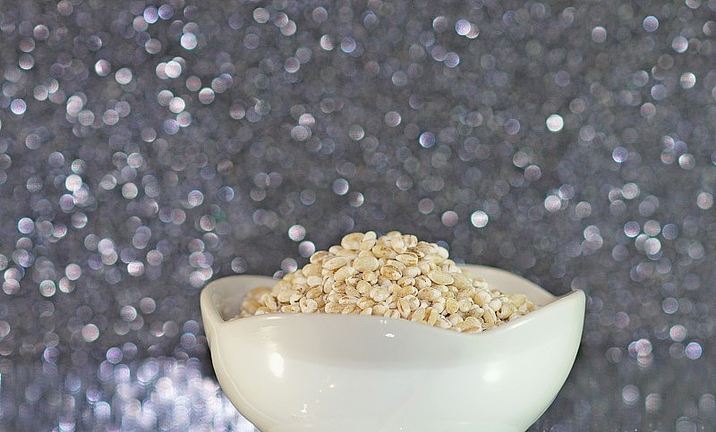 奇特的白色大麦碗在一个发光的米糠银背景
