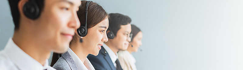 Banner亚洲团队呼叫中心，客户服务，电话销售在随意与耳机或耳机和看摄像头