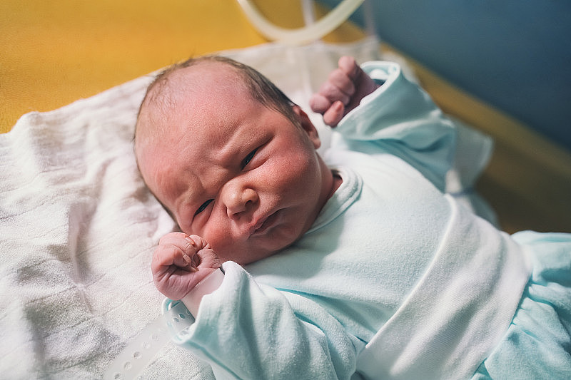 新生儿在产房分娩后。医生和助产士在医院对新生儿进行检查。