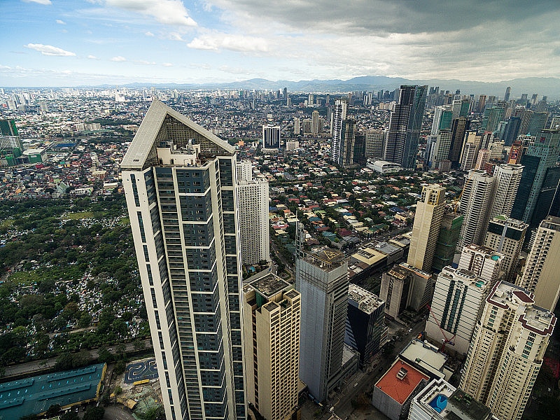 马尼拉城市景观，马卡蒂城市的商业建筑和多云的天空。菲律宾。摩天大楼在后台。