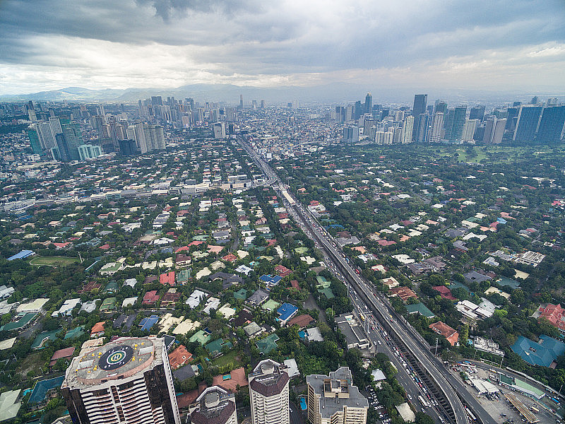 马尼拉城市景观，马卡蒂城市的商业建筑和多云的天空。菲律宾。摩天大楼在后台。