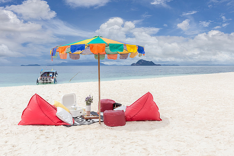 在Koh Khai Nai的安达曼海完美的白色沙滩上的沙滩伞