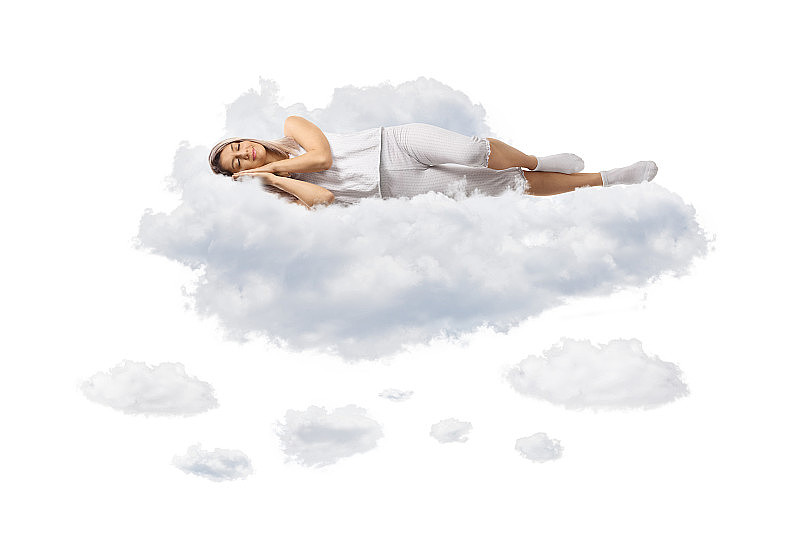 穿着睡衣睡在云上的年轻女人