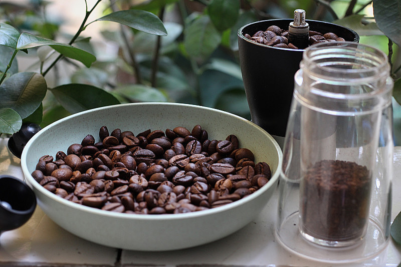 烘烤咖啡豆和咖啡研磨机