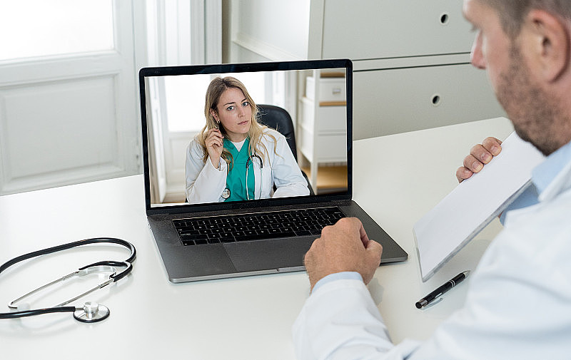 COVID-19在线医疗。女医生专家在视频会议中与团队医生进行虚拟医疗咨询。远程医疗和医疗技术。