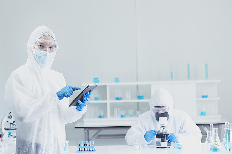 两名亚洲科学家团队在实验室研究化学科学试管实验生物技术抗体样本培养抗covid-19病毒疫苗。科学家在化学实验室咨询、分析