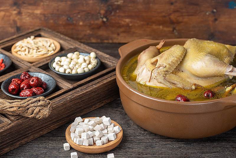 传统的中国食物用中草药炖鸡汤。
