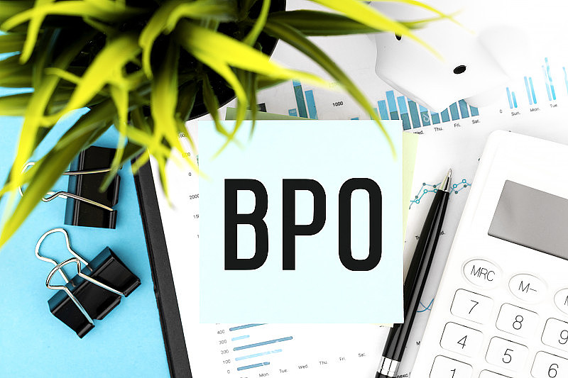 蓝色贴纸、放大镜、笔、图表等BPO业务流程外包。业务持平。