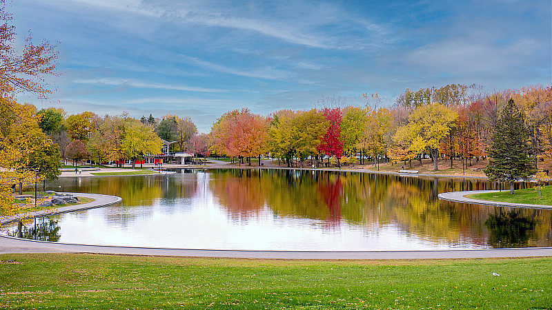 在皇家山山顶的海狸湖，树叶迸发出秋天的色彩。加拿大蒙特利尔