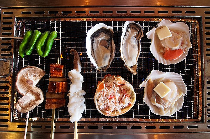什锦烧烤食品-蔬菜，贝壳，海鲜，肉类